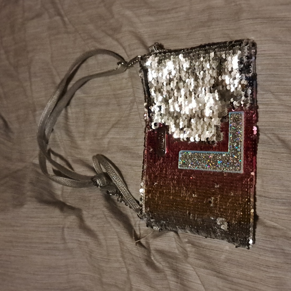 Mini purse with the letter 'L'